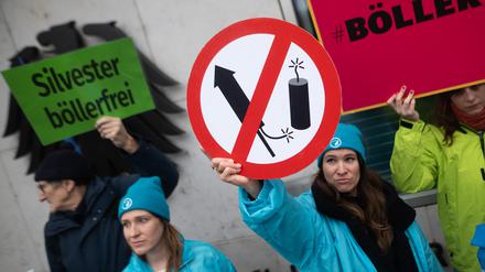 Aktivisten stehen bei Übergabe von Unterschriften für die Petition der Gewerkschaft der Polizei und einem offenen Brief der Deutschen Umwelthilfe für ein bundesweites Böllerverbot vor dem Bundesministerium des Innern.
