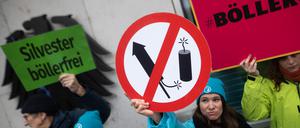 Aktivisten stehen bei Übergabe von Unterschriften für die Petition der Gewerkschaft der Polizei und einem offenen Brief der Deutschen Umwelthilfe für ein bundesweites Böllerverbot vor dem Bundesministerium des Innern.