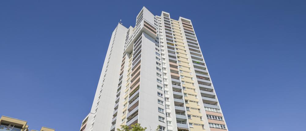 Das Wohnhochhaus in der Fritz-Erler-Allee 120 in Neukölln wird am Sonntag Schauplatz eines globalen Sportevents.