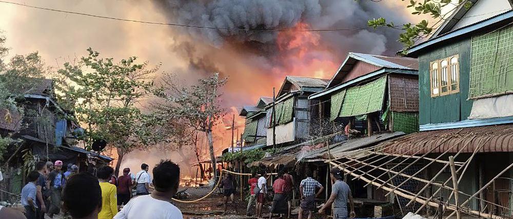 Am 8. Januar kam es im Dorf Kyauk Ni Maw in der Gemeinde Ramree im Westen von Myanmar zu einem Luftangriff der Militärjunta. 40 Menschen starben.  