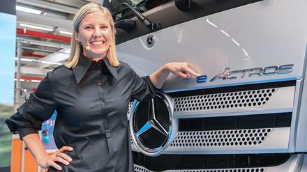 Karin Radström, Vorstandsmitglied der Daimler Truck AG und verantwortlich für Mercedes-Benz Trucks, steht im Mercedes-Benz Lkw Werk der Daimler Truck AG an einem eActros.