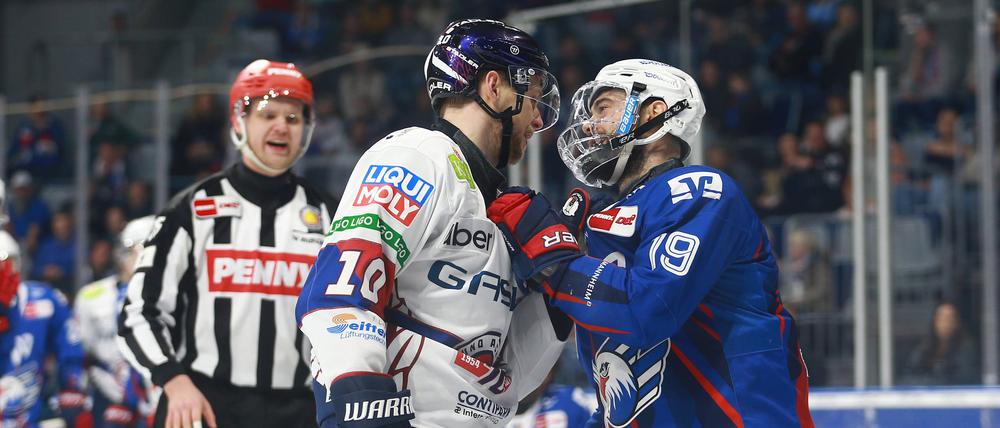 Eisbär Lean Bergmann (l.) und Mannheims Luke Esposito hatten sich einiges zu sagen.