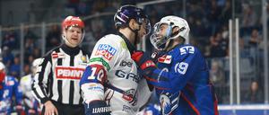 Eisbär Lean Bergmann (l.) und Mannheims Luke Esposito hatten sich einiges zu sagen.