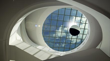 Im Schwarzen Loch. „Black Hole Sun“, eine Arbeit des Künstlerduos Brunner/Ritz im Lichthof des Max Planck Instituts für die Physik des Lichts in Erlangen.