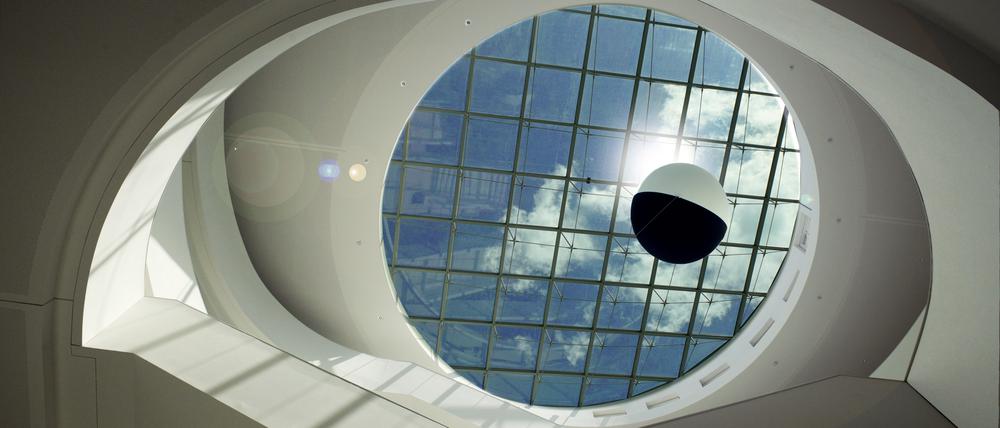 Im Schwarzen Loch. „Black Hole Sun“, eine Arbeit des Künstlerduos Brunner/Ritz im Lichthof des Max Planck Instituts für die Physik des Lichts in Erlangen.