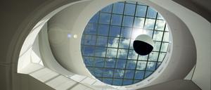 Im Schwarzen Loch. „Black Hole Sun“, eine Arbeit des Künstlerduos Brunner/Ritz im Lichthof des Max Planck Instituts für die Physik des Lichts in Erlangen.