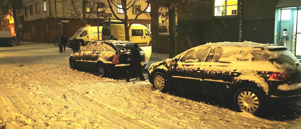 Schnee auf Autos in Berlin. 