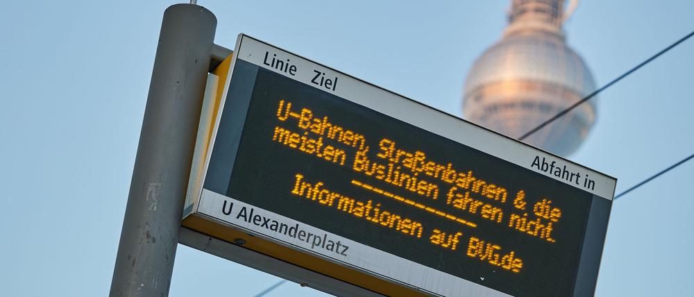 So könnte es bald wieder an den Haltestellen in Berlin aussehen: BVG-Fahrgästen drohen Warnstreiks der Gewerkschaft Verdi. (Archivbild)