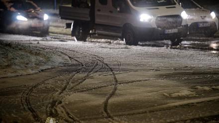 Schneematsch bedeckt nach Schneefällen die Straßen von Köln. Sturmböen, Schnee und Glätte sorgten am Donnerstag vor allem in Süd- und Westdeutschland für zahlreiche Unfälle.