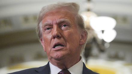 Der designierte US-Präsident Donald Trump spricht nach einem Treffen mit Republikanern im Kongress im US-Kapitolgebäude in Washington (Archivbild).