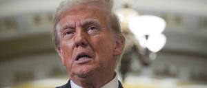 Der designierte US-Präsident Donald Trump spricht nach einem Treffen mit Republikanern im Kongress im US-Kapitolgebäude in Washington (Archivbild).