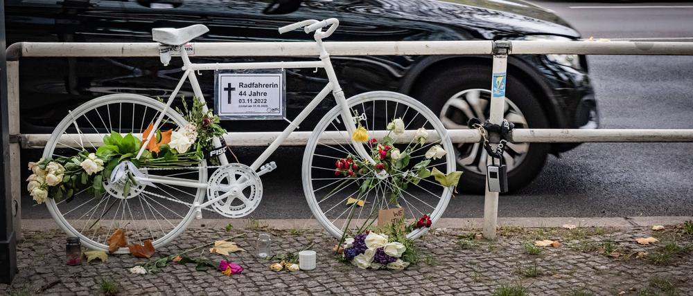 Ein Geisterrad zum Gedenken an Sandra Umann am Unfallort Bundesallee.