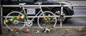 Ein Geisterrad zum Gedenken an Sandra Umann am Unfallort Bundesallee.