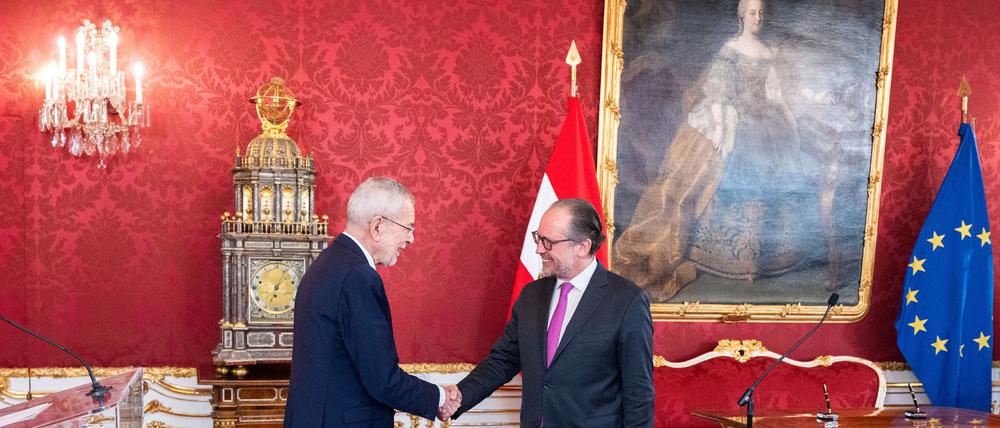 Österreich hat mit Außenminister Alexander Schallenberg (r.) bis zur Vereidigung eines neuen Kabinetts einen geschäftsführenden Kanzler.
