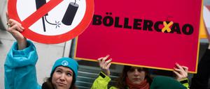 Aktivisten stehen bei Übergabe von Unterschriften für die Petition der Gewerkschaft der Polizei (GdP) und einem offenen Brief der Deutschen Umwelthilfe für ein bundesweites Böllerverbot vor dem Bundesministerium des Innern. Die Petition und ein offener Brief wurden von über 1,9 Millionen Bürgerinnen und Bürgern unterzeichnet.