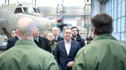 Boris Pistorius (SPD), Verteidigungsminister, spricht am Marinefliegerstützpunkt Nordholz mit Soldatinnen und Soldaten.