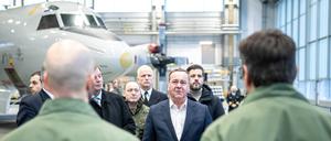 Boris Pistorius (SPD), Verteidigungsminister, spricht am Marinefliegerstützpunkt Nordholz mit Soldatinnen und Soldaten.