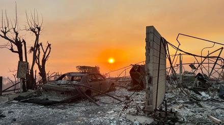 Ein verbranntes Fahrzeug in Pacific Palisades, Kalifornien, nachdem ein Waldbrand die Region verwüstet hat. 