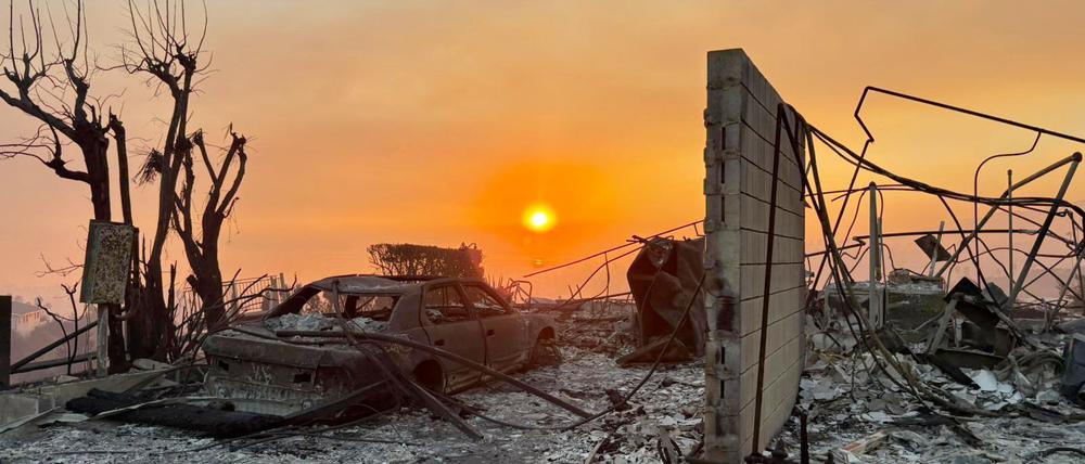Ein verbranntes Fahrzeug in Pacific Palisades, Kalifornien, nachdem ein Waldbrand die Region verwüstet hat.