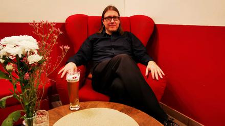 Der Lyriker Clemens Schittko im Café Tasso in Friedrichshain.