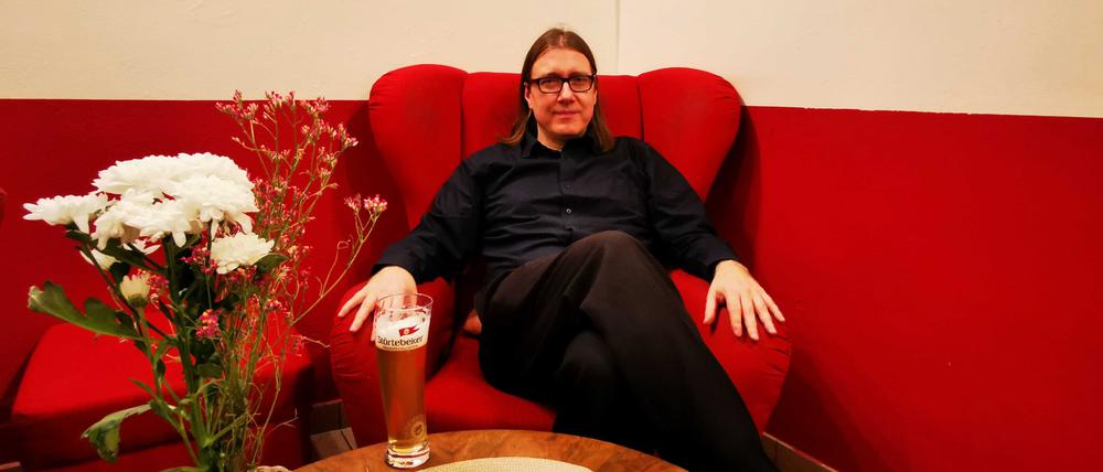 Der Lyriker Clemens Schittko im Café Tasso in Friedrichshain.