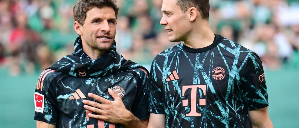 Thomas Müller (l) und Manuel Neuer nehmen zum Start ins Fußballjahr besondere Rollen ein.