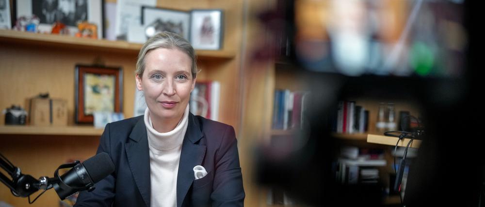 Alice Weidel, Fraktionsvorsitzende, Parteivorsitzende und Kanzlerkandidatin der AfD, sitzt vor dem Live-Talk mit dem US-Milliardär Elon Musk auf der Plattform X an Mikrofonen und einem Laptop in ihrem Büro des Jakob-Kaiser-Hauses. Die Plattform X, früher Twitter, gehört Musk.