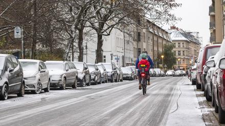 Bei Schnee kann Radfahren in Berlin zum gefährlichen Balanceakt werden – zumal mit Kindersitz.
