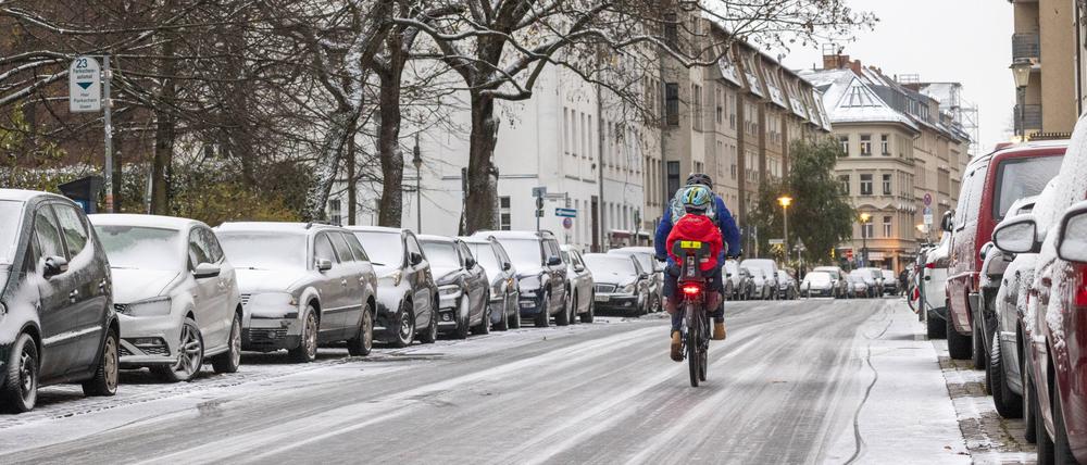Bei Schnee kann Radfahren in Berlin zum gefährlichen Balanceakt werden – zumal mit Kindersitz.
