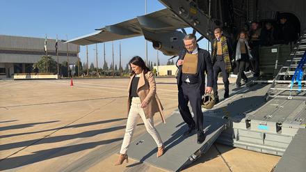 Außenministerin Annalena Baerbock steigt auf dem Flughafen von Damaskus aus einem A400M der Luftwaffe. Außenministerin Annalena Baerbock ist rund vier Wochen nach dem Sturz von Langzeit-Machthaber Baschar al-Assad zu einem überraschenden Besuch in Syrien eingetroffen. (Archivfoto)