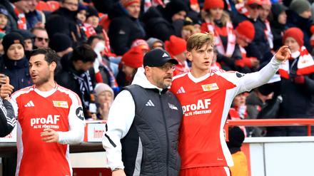 Trainer Steffen Baumgart und Aljoscha Kemlein (rechts) hoffen gegen Heidenheim auf einen guten Auftakt ins Jahr 2025.