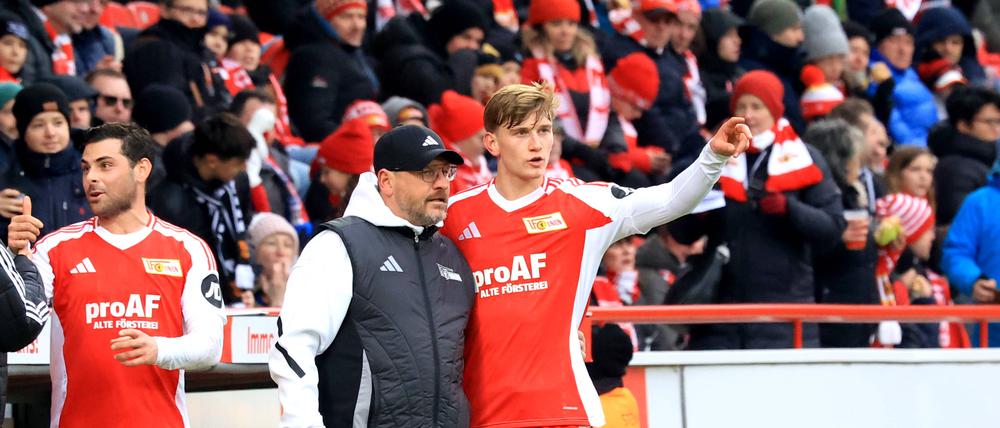 Trainer Steffen Baumgart und Aljoscha Kemlein (rechts) hoffen gegen Heidenheim auf einen guten Auftakt ins Jahr 2025.