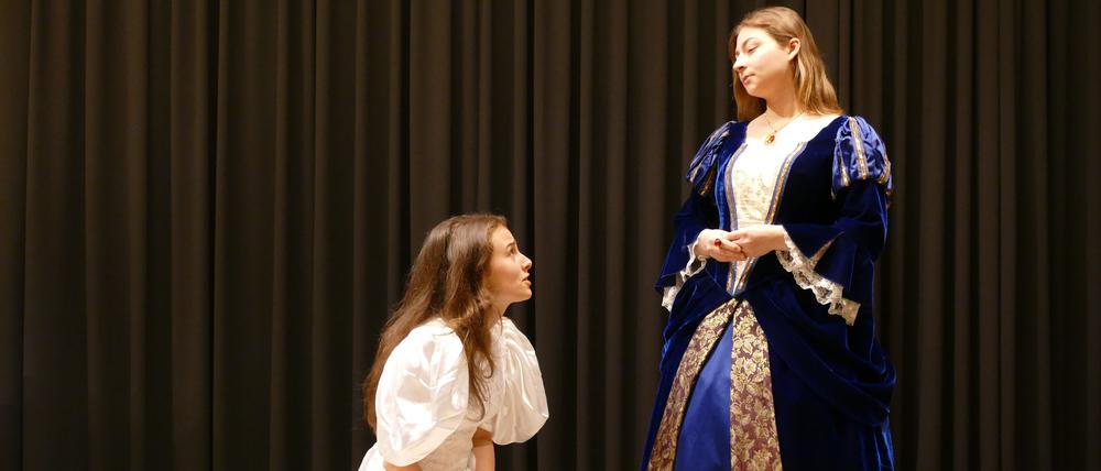 Die Lankwitzer Jugendtheatergruppe Mater Dolorosa führt Schillers "Maria Stuart" auf. Begegnung der Königinnen: Maria Stuart (Antonia Kunze) kniet vor Elisabeth Tudor (Anja Schramm).