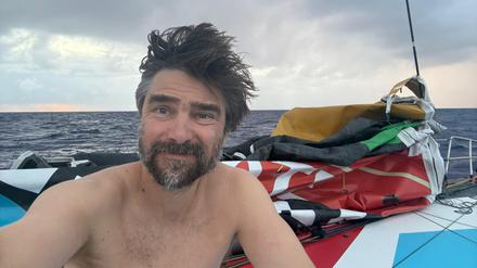 Boris Herrmann kann sein J2-Vorsegel nicht einsetzen. Es hat sich aus seiner Verankerung am Masttop gelöst.