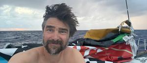Boris Herrmann kann sein J2-Vorsegel nicht einsetzen. Es hat sich aus seiner Verankerung am Masttop gelöst.