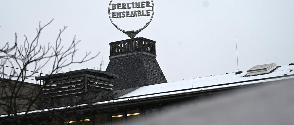Der Schriftzug ·“Berliner Ensemble“· auf dem Gebäude der Berliner Kultureinrichtung. 