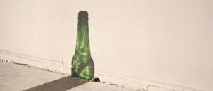 Die Gründe für eine Selbstmedikation mit Alkohol können vielschichtig sein.