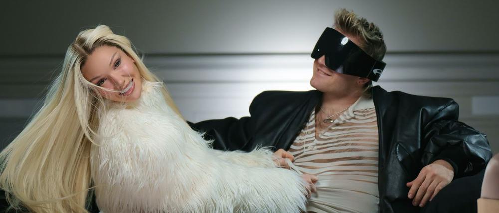 Shirin David und Ski Aggu sitzen auf einem Sofa bei einem Fototermin für ihren Song „Atzen & Barbies“