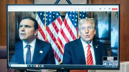 Donald Trump und sein Anwalt Todd Blanche sind via Video im Gerichtssaal zugeschaltet.