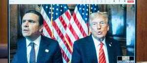 Donald Trump und sein Anwalt Todd Blanche sind via Video im Gerichtssaal zugeschaltet.