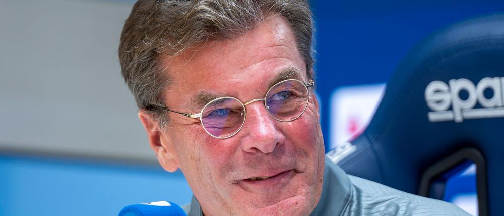 Trainer Dieter Hecking bei der Pressekonferenz.