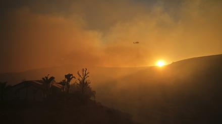 Ein Hubschrauber fliegt über das Kenneth-Feuer im Stadtteil West Hills von Los Angeles.
