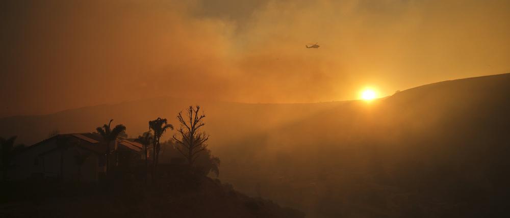 Ein Hubschrauber fliegt über das Kenneth-Feuer im Stadtteil West Hills von Los Angeles.