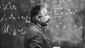 Kopfrechnen statt Taschenrechner. Der Physiker Albert Einstein (1879 - 1955) bei der Arbeit (um 1931).