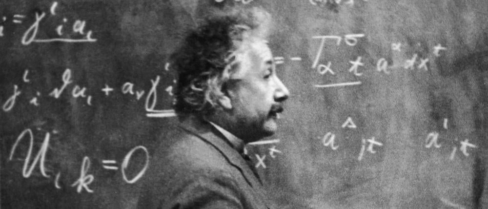 Kopfrechnen statt Taschenrechner. Der Physiker Albert Einstein (1879 - 1955) bei der Arbeit (um 1931).