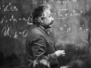 Kopfrechnen statt Taschenrechner. Der Physiker Albert Einstein (1879 - 1955) bei der Arbeit (um 1931).