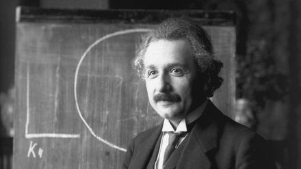 Albert Einstein bei einem Vortrag 1921