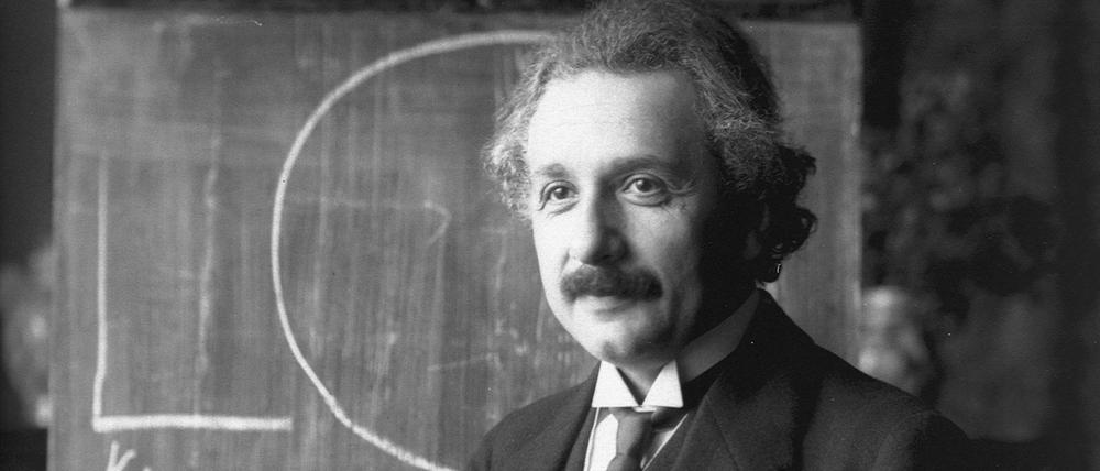 Albert Einstein bei einem Vortrag 1921