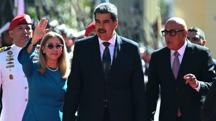 Venezuelas Präsident Nicolás Maduro, die First Lady Cilia Flores und der Präsident der Nationalversammlung, Jorge Rodriguez, bei der Vereidigung  Maduros in Caracas. 