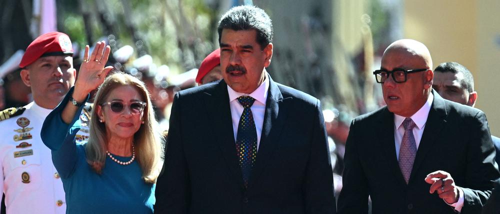 Venezuelas Präsident Nicolás Maduro, die First Lady Cilia Flores und der Präsident der Nationalversammlung, Jorge Rodriguez, bei der Vereidigung Maduros in Caracas.